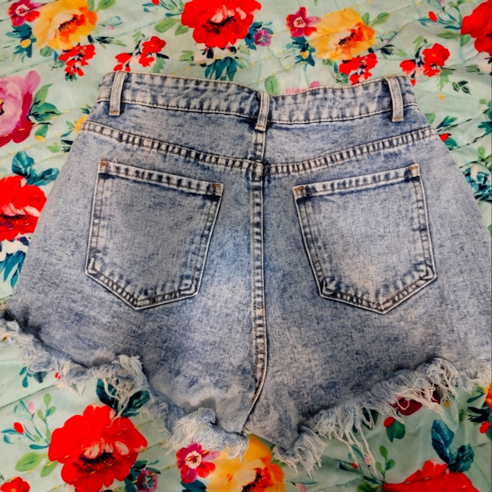 Frayed hem high waist shorts: 6